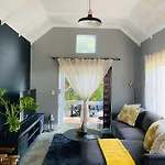 Cosy And Unique Family Retreat In Hout Bay