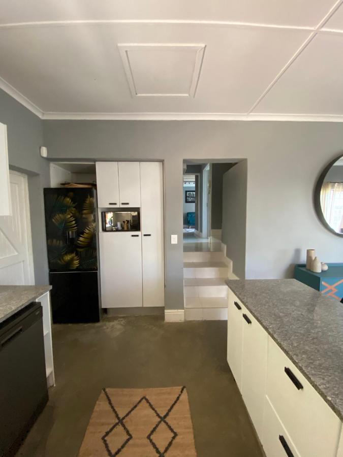 Cosy And Unique Family Retreat In Hout Bay Villa